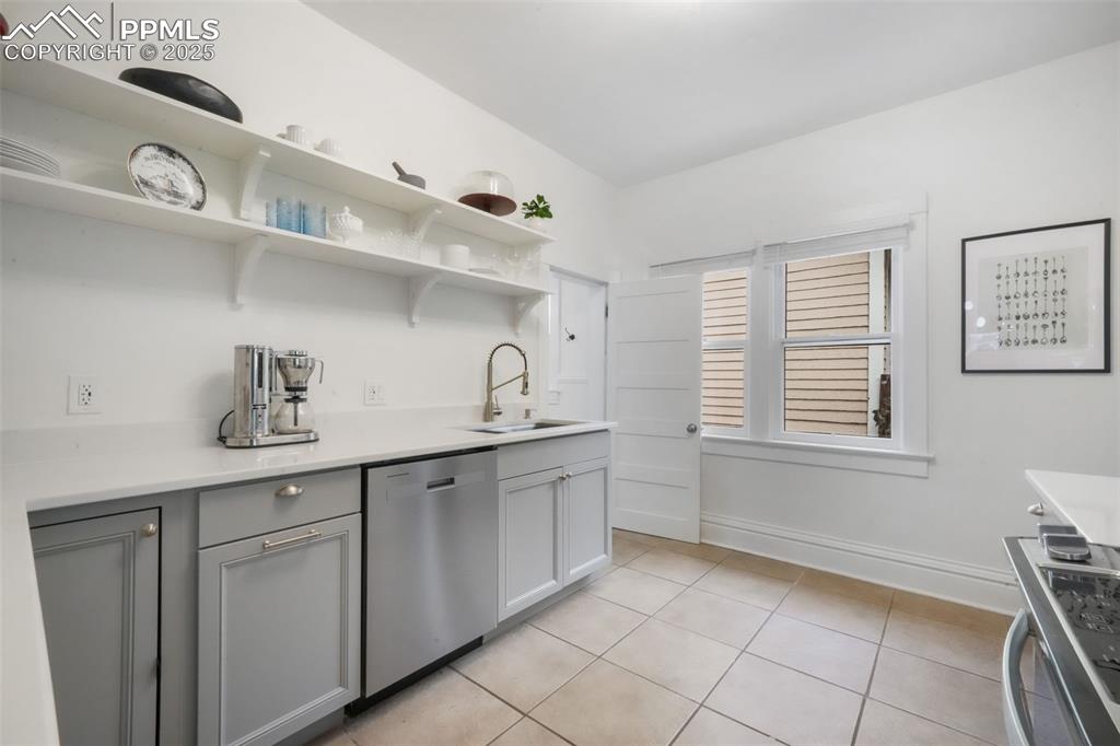 Image 18 of 50: Kitchen