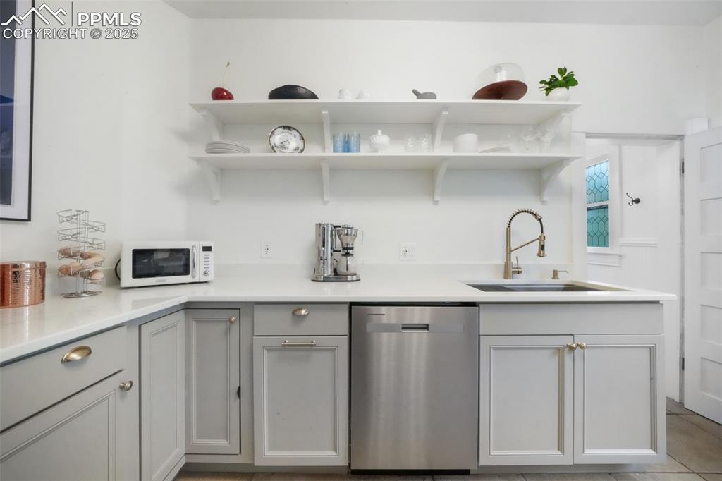 Image 19 of 50: Kitchen