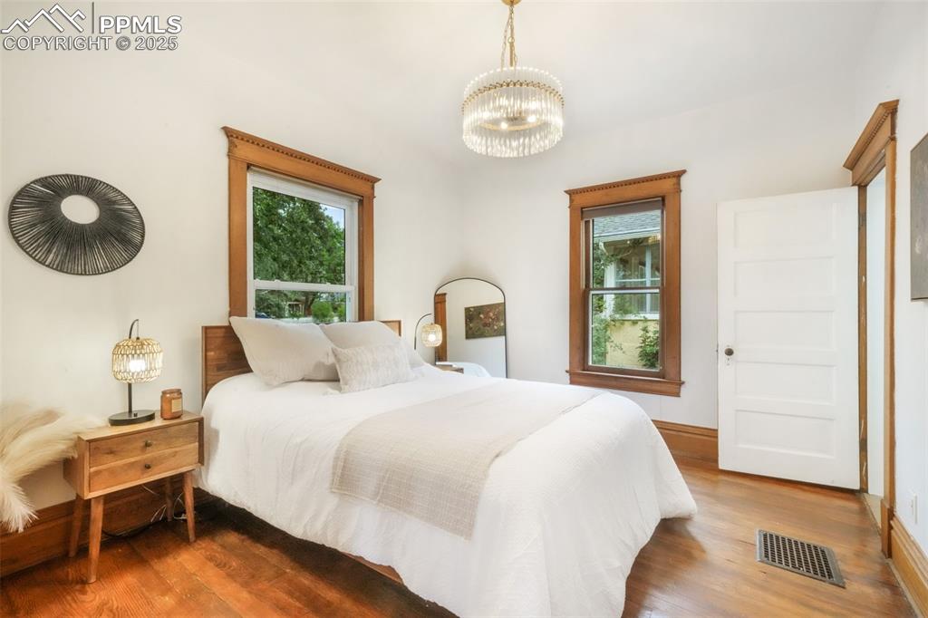 Image 21 of 50: Bedroom