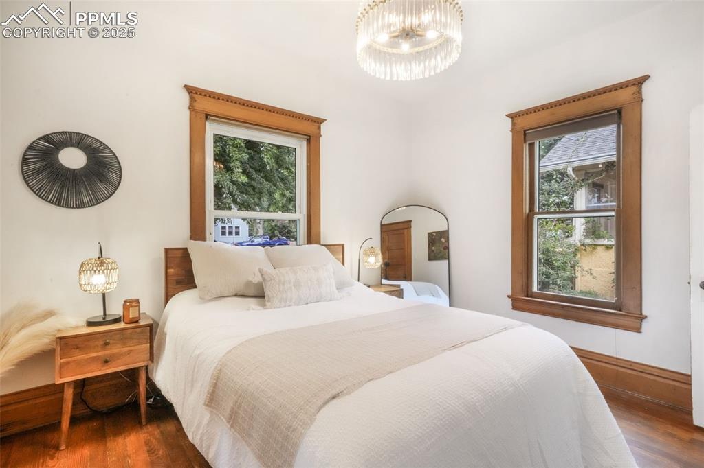 Image 22 of 50: Bedroom