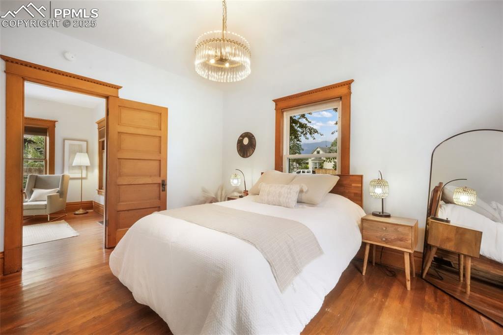 Image 23 of 50: Bedroom