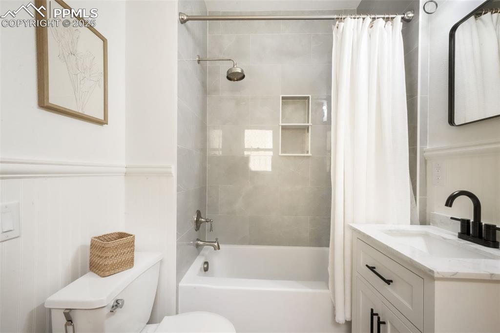 Image 25 of 50: Bathroom