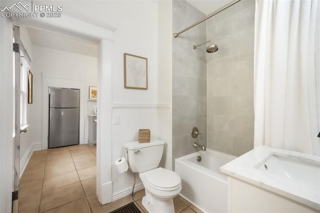 Image 26 of 50: Bathroom