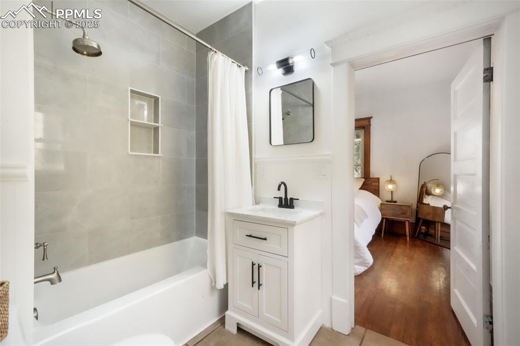 Image 27 of 50: Bathroom