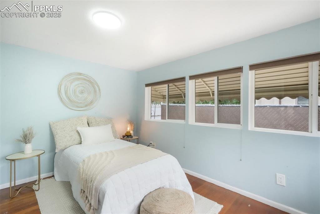 Image 28 of 50: Bedroom