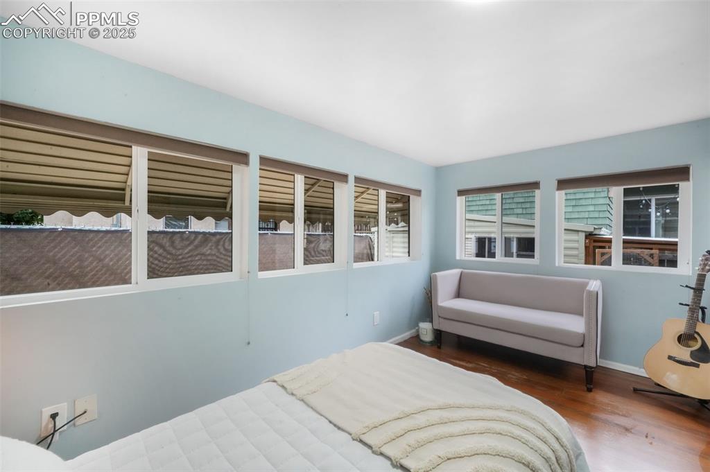 Image 29 of 50: Bedroom