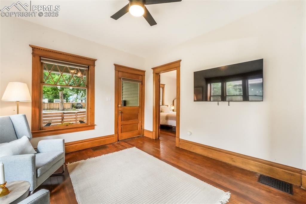 Image 3 of 50: Sitting Room