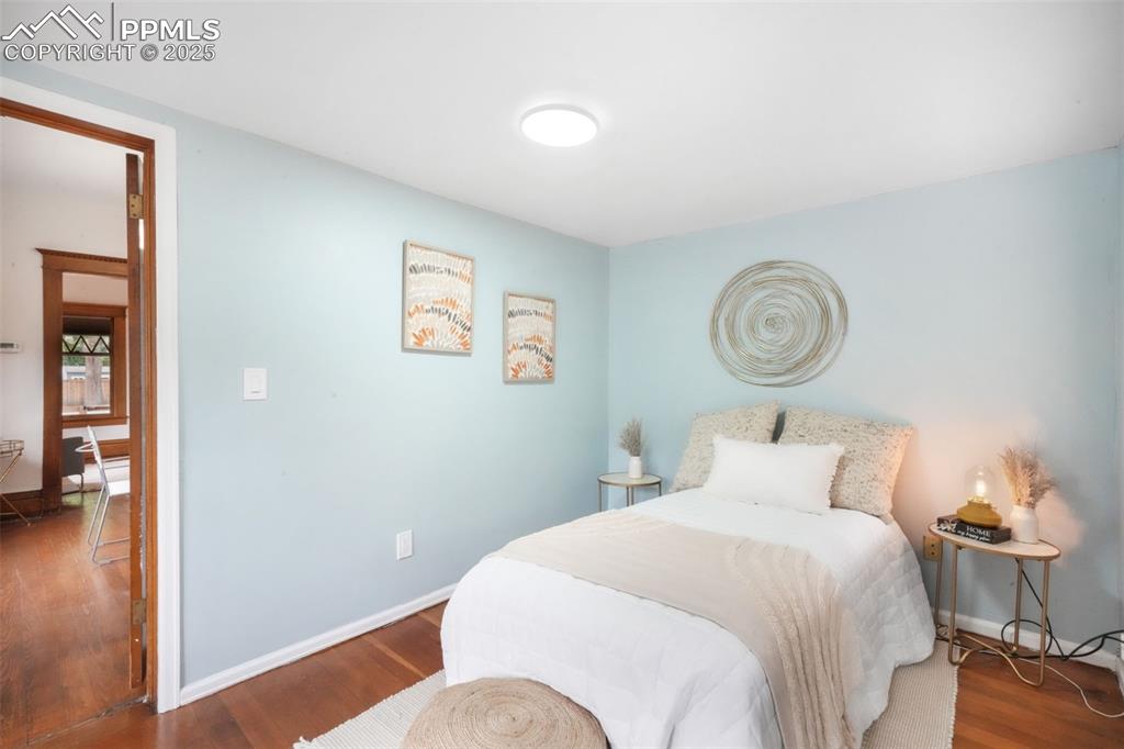 Image 30 of 50: Bedroom