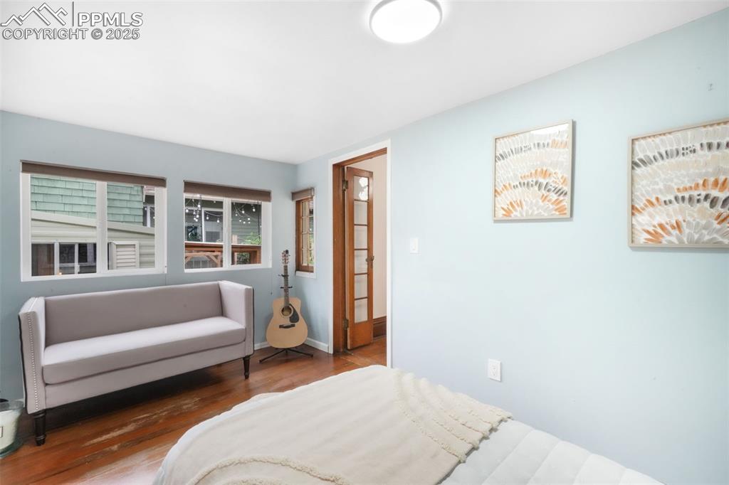 Image 31 of 50: Bedroom