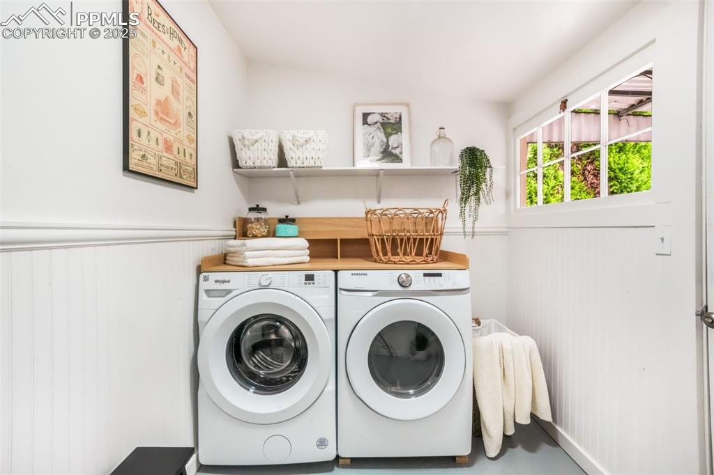 Image 32 of 50: Laundry