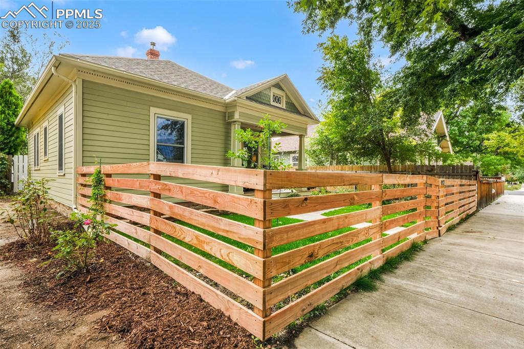 Image 35 of 50: Fence