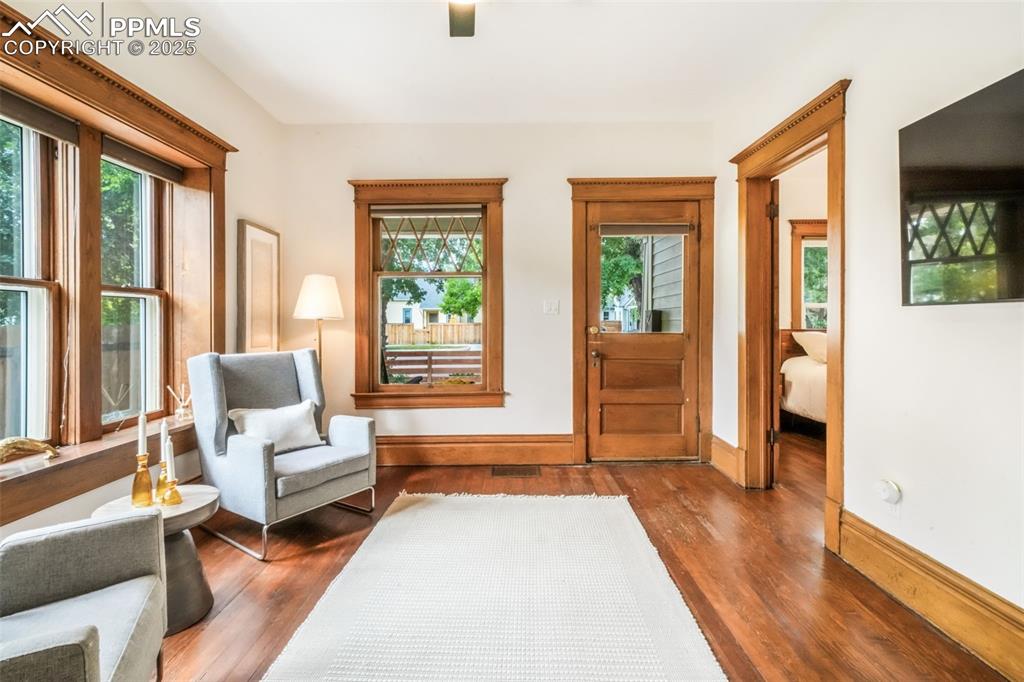 Image 4 of 50: Sitting Room