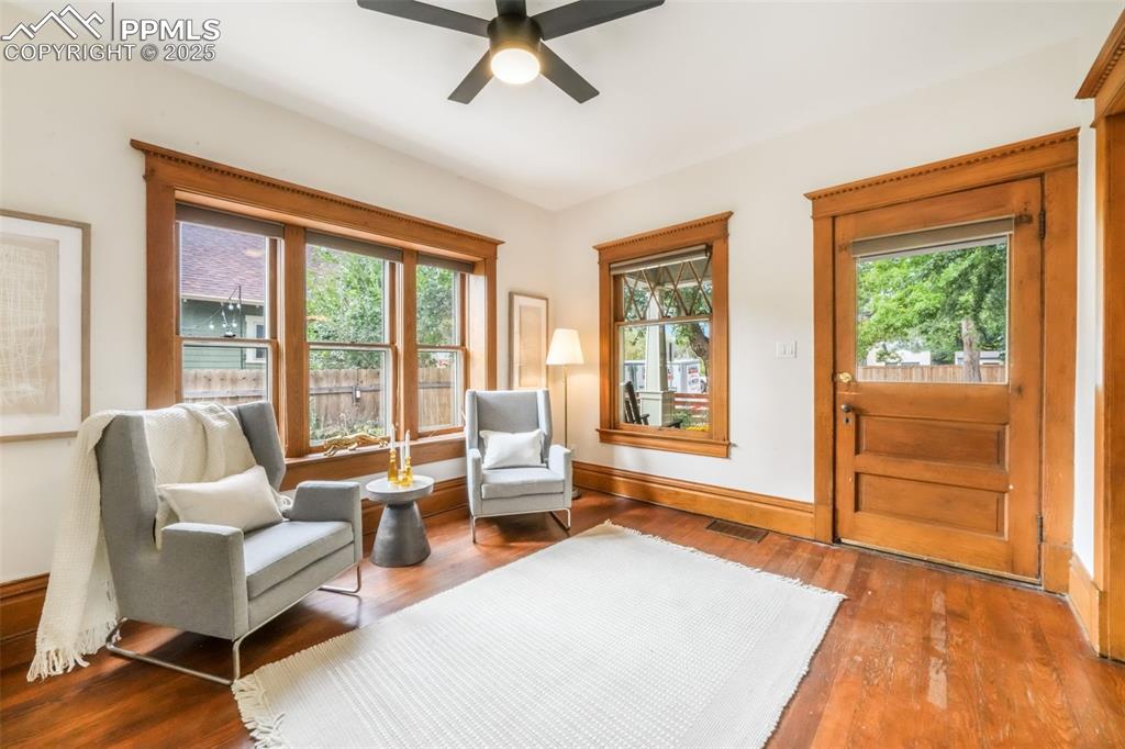 Image 5 of 50: Sitting Room