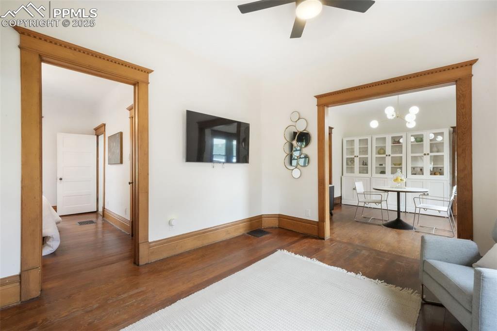 Image 6 of 50: Sitting Room