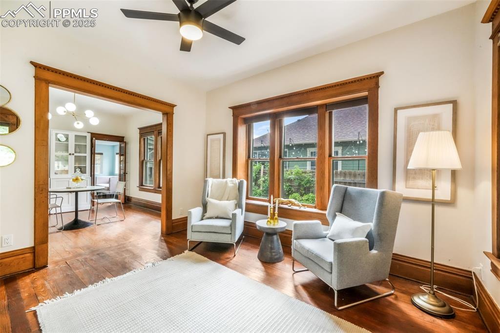 Image 7 of 50: Sitting Room