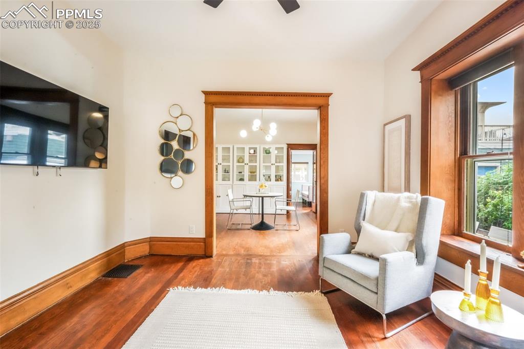 Image 9 of 50: Sitting Room