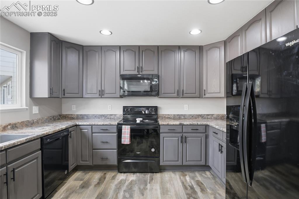 Image 10 of 42: Kitchen