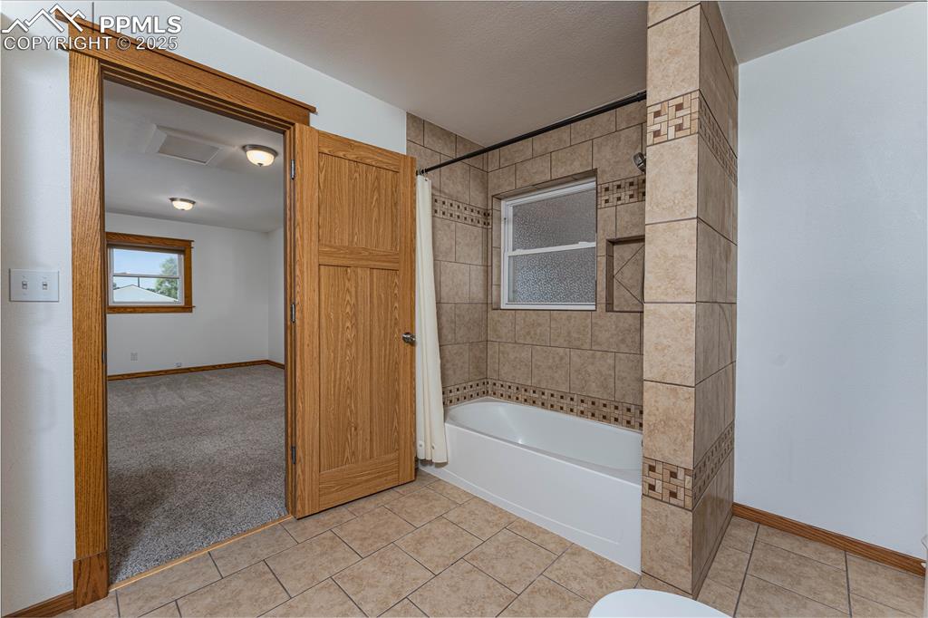 Image 11 of 42: Bathroom