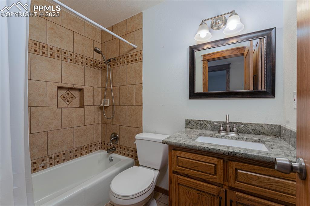 Image 15 of 42: Bathroom