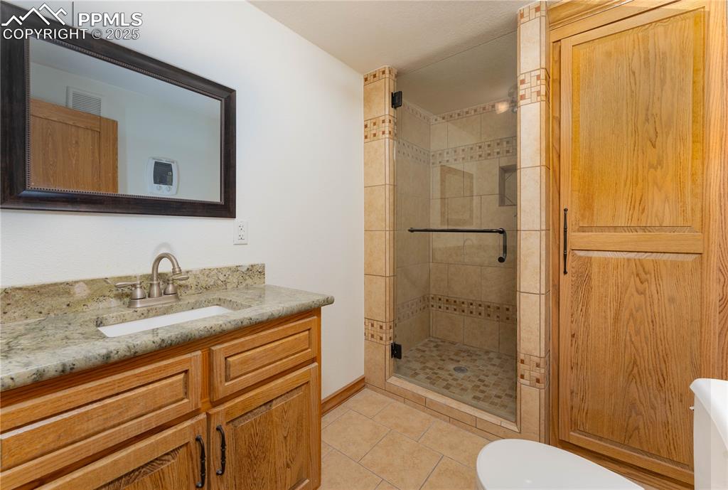 Image 19 of 42: Bathroom