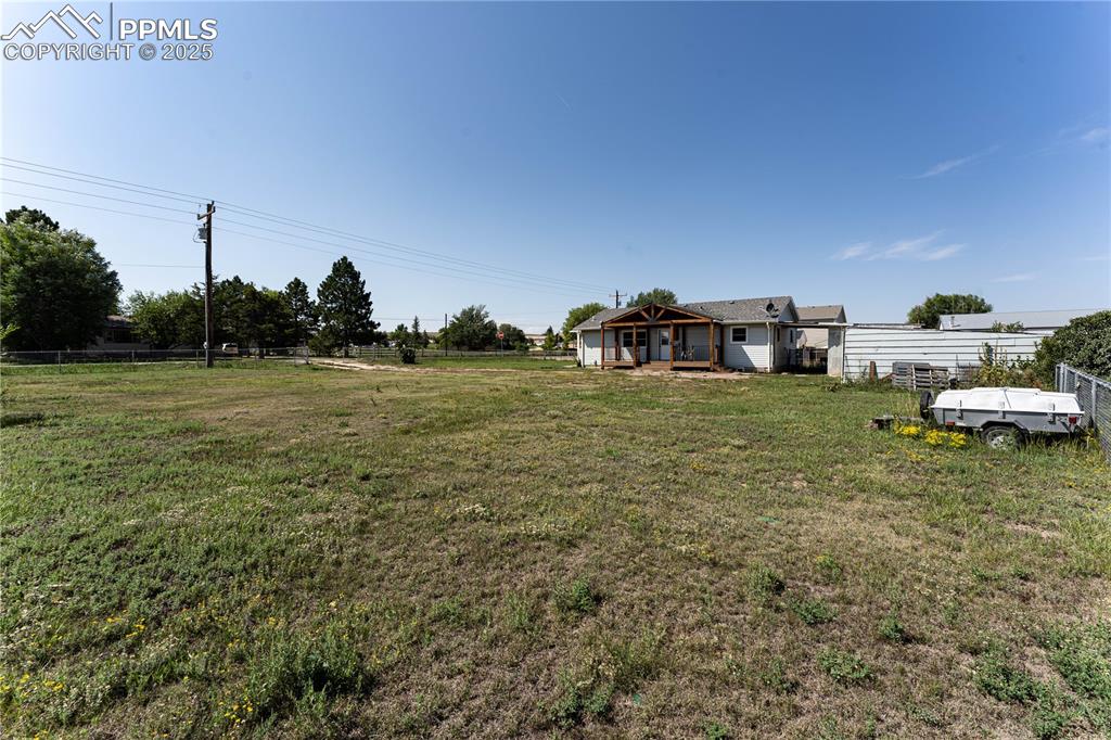 Image 28 of 42: Yard