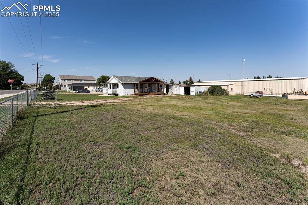 Image 30 of 42: Yard