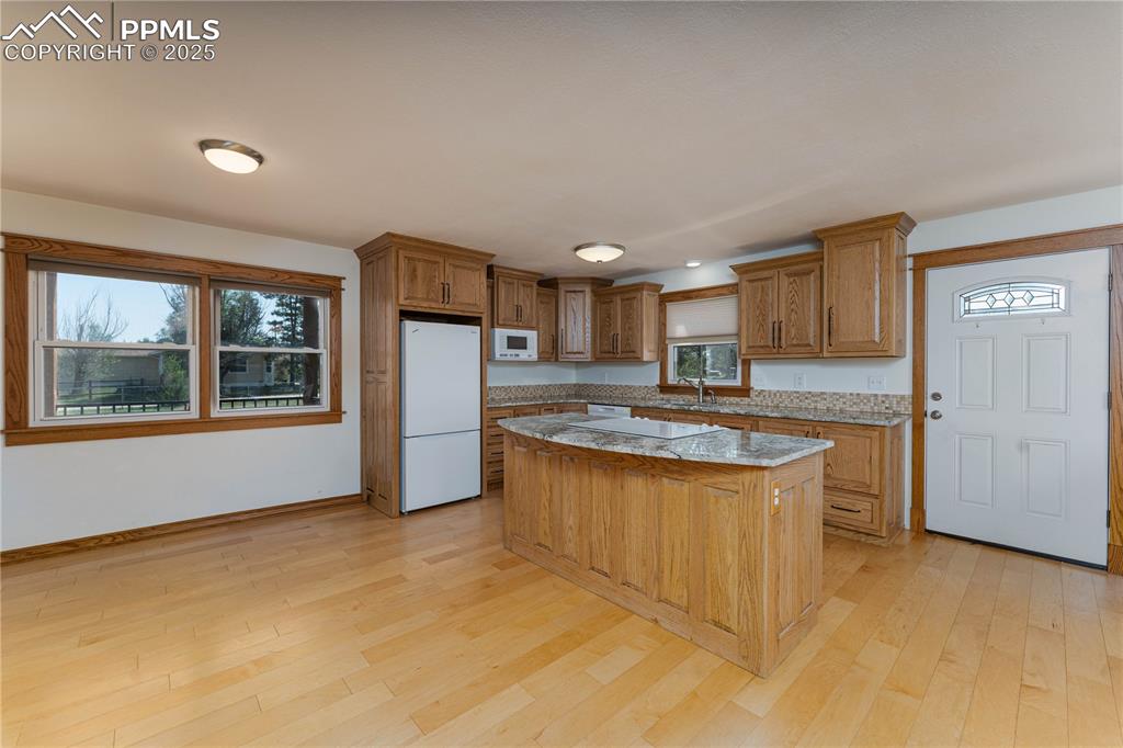 Image 32 of 42: Kitchen