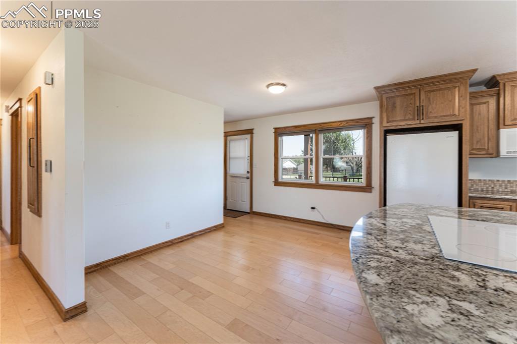 Image 34 of 42: Kitchen