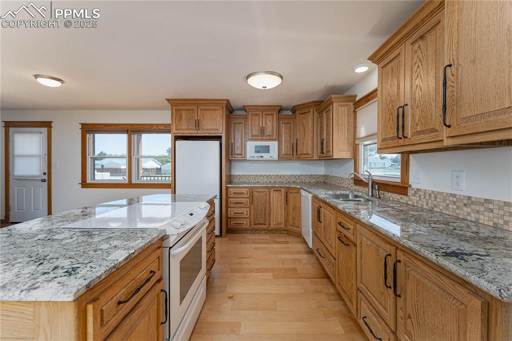 Image 7 of 42: Kitchen