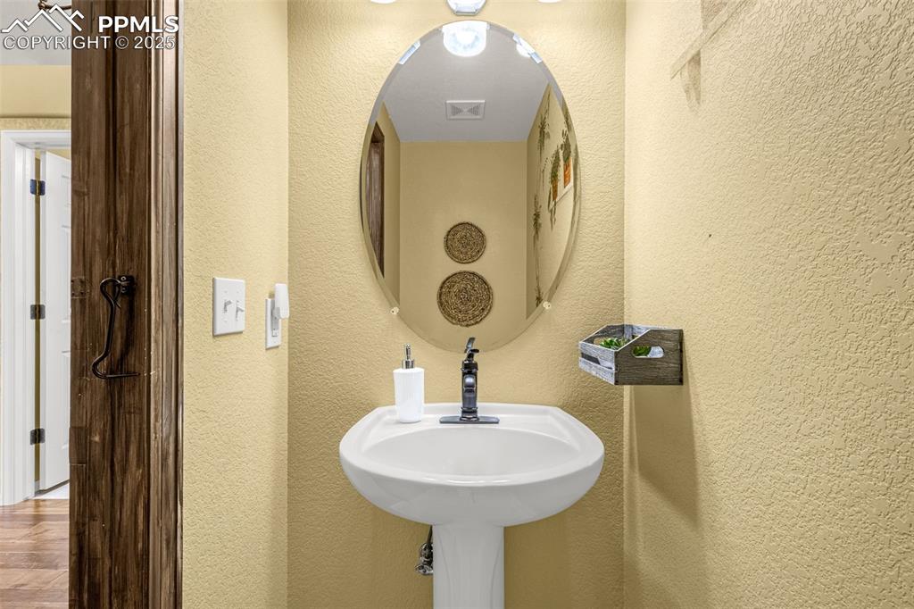 Image 16 of 43: Bathroom