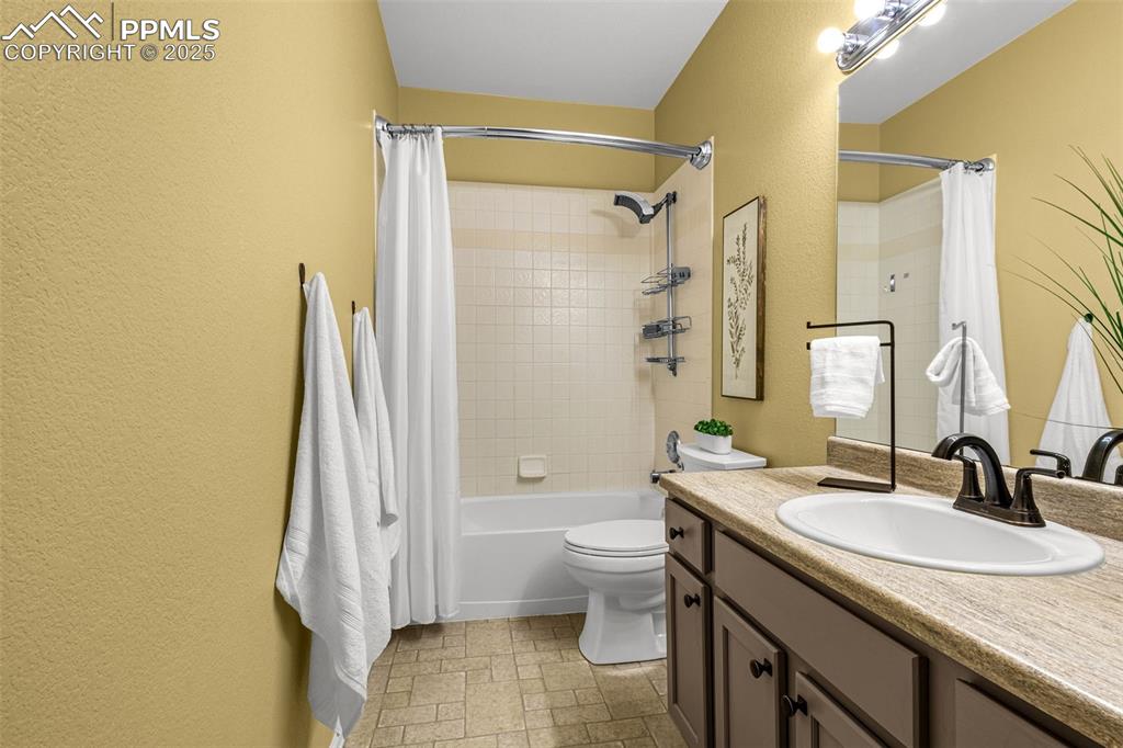 Image 29 of 43: Bathroom