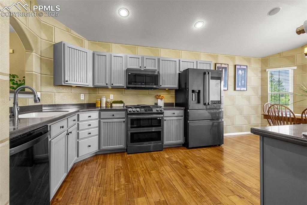 Image 6 of 43: Kitchen