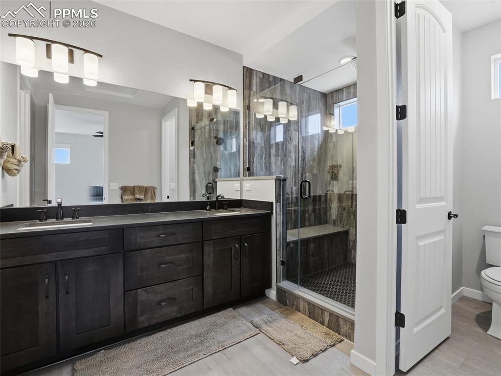 Image 15 of 33: Bathroom