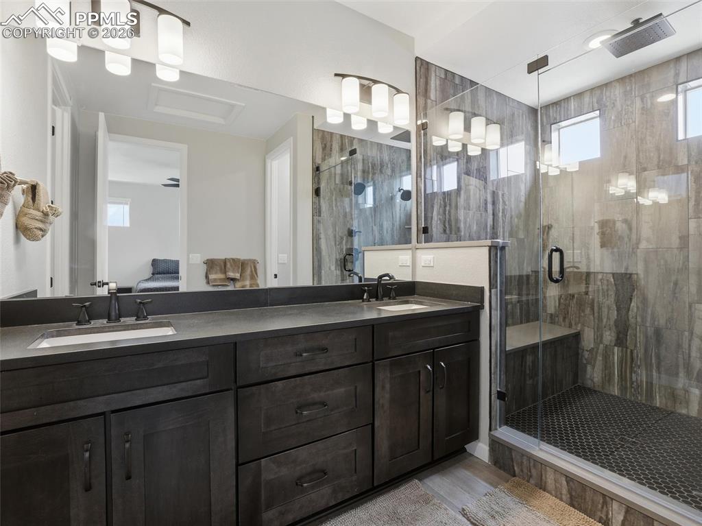 Image 16 of 33: Bathroom