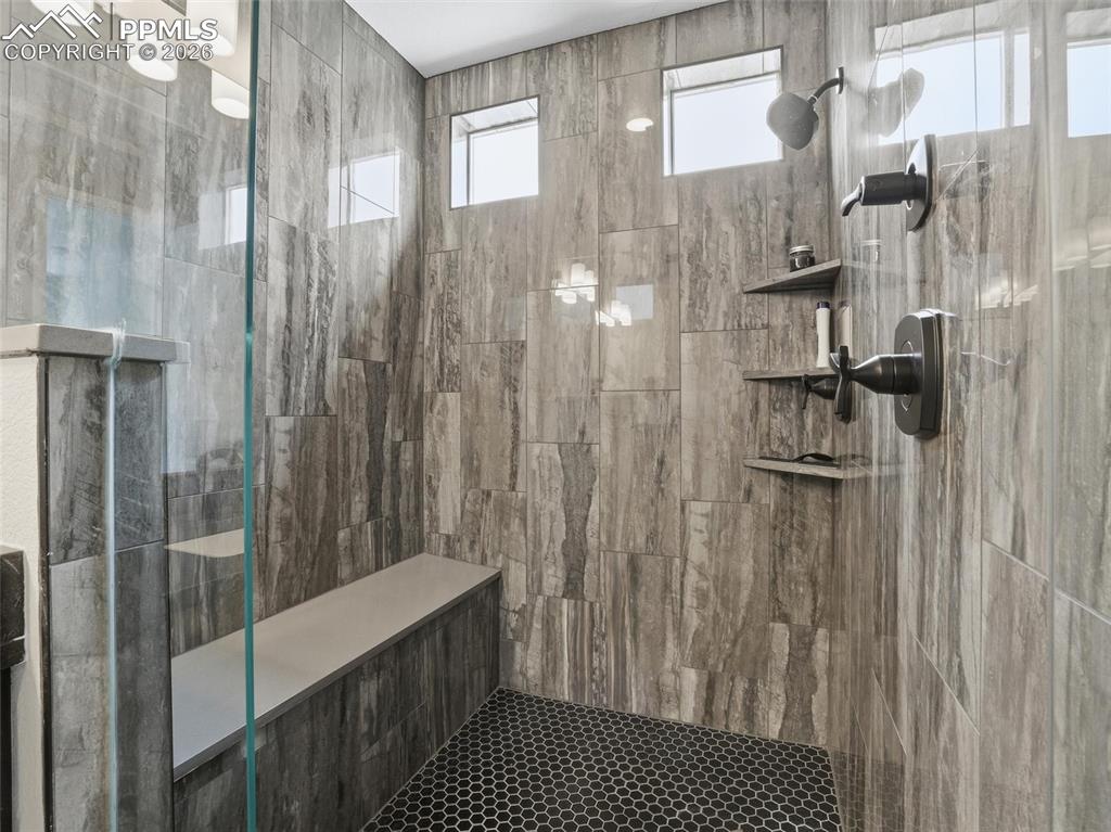 Image 17 of 33: Bathroom