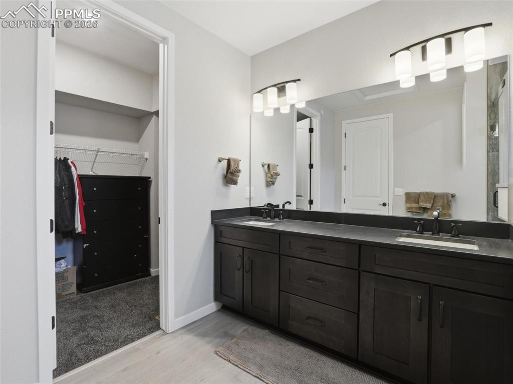 Image 18 of 33: Bathroom