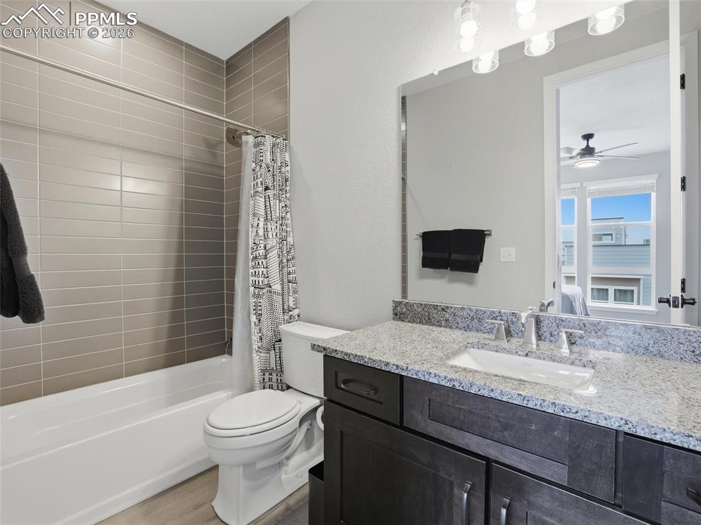 Image 21 of 33: Bathroom