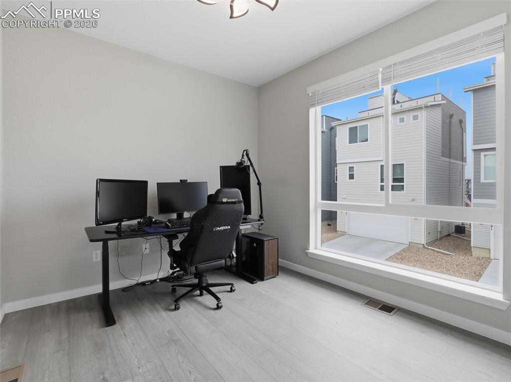 Image 23 of 33: Office