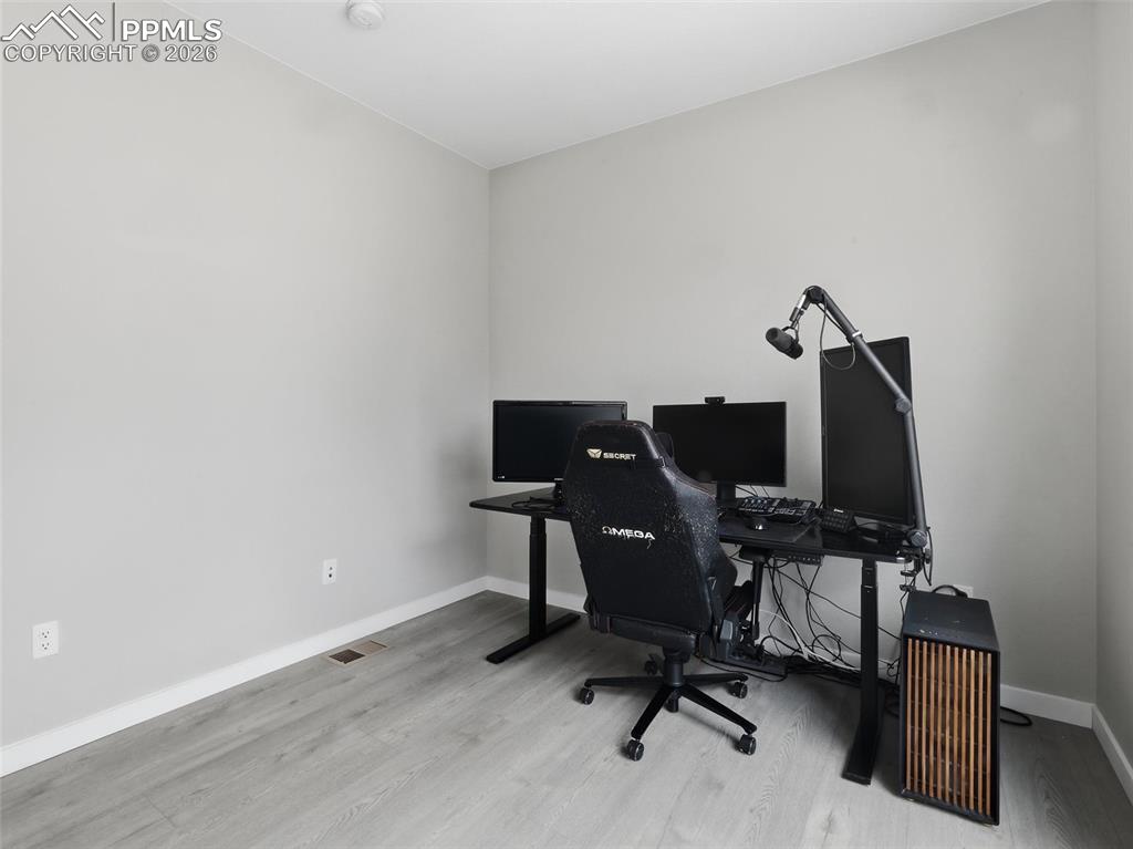 Image 24 of 33: Office