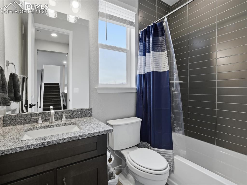 Image 25 of 33: Bathroom