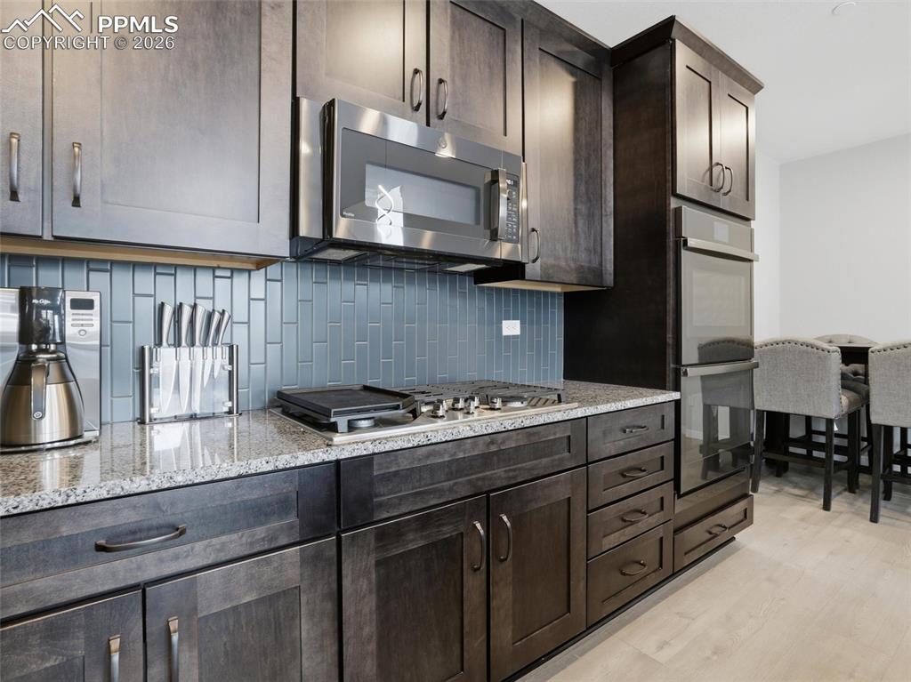 Image 7 of 33: Kitchen