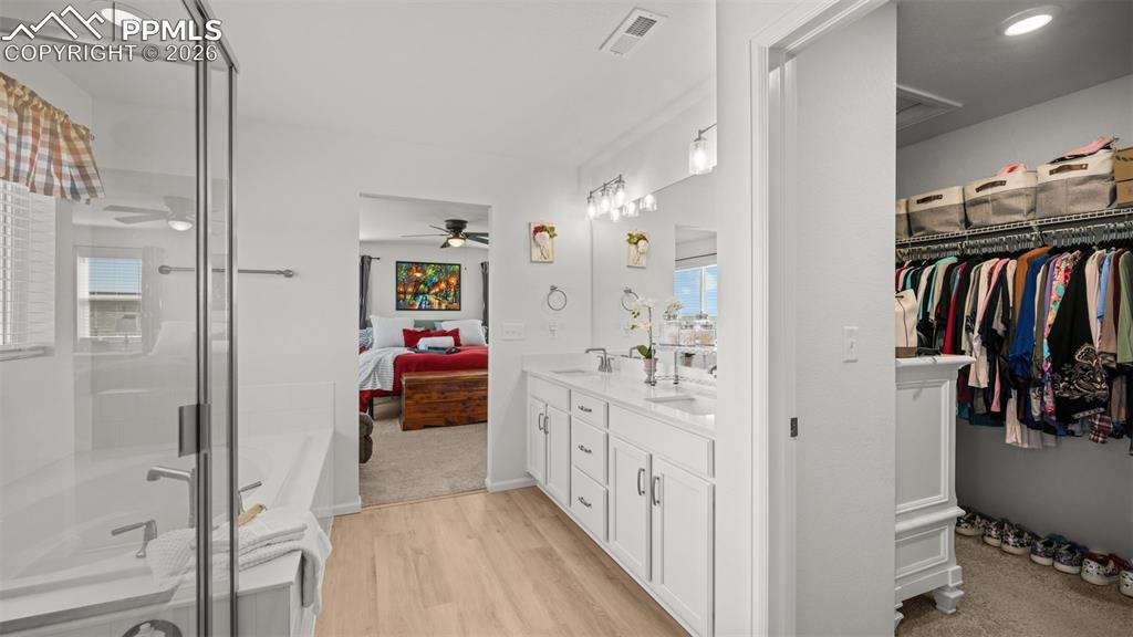 Image 21 of 46: Bathroom