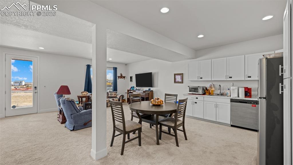 Image 32 of 46: Dining Area