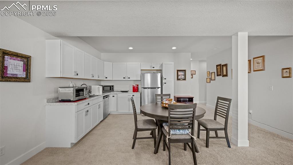 Image 33 of 46: Kitchen