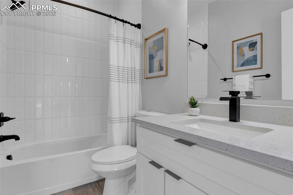 Image 18 of 22: Bathroom