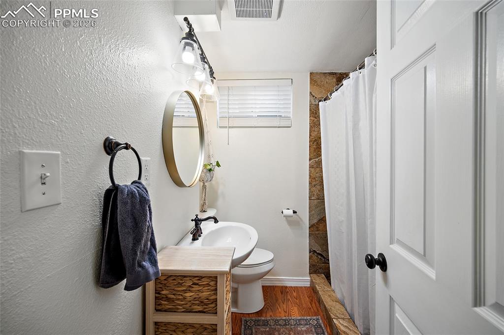 Image 19 of 48: Bathroom