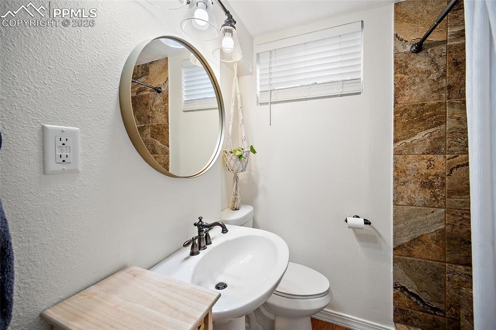 Image 20 of 48: Bathroom