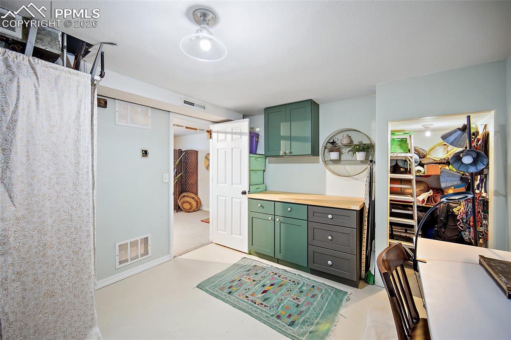 Image 22 of 48: Bathroom