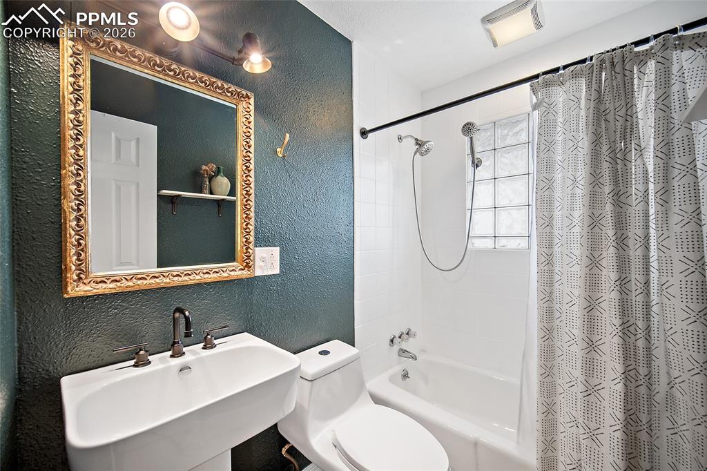 Image 25 of 48: Bathroom