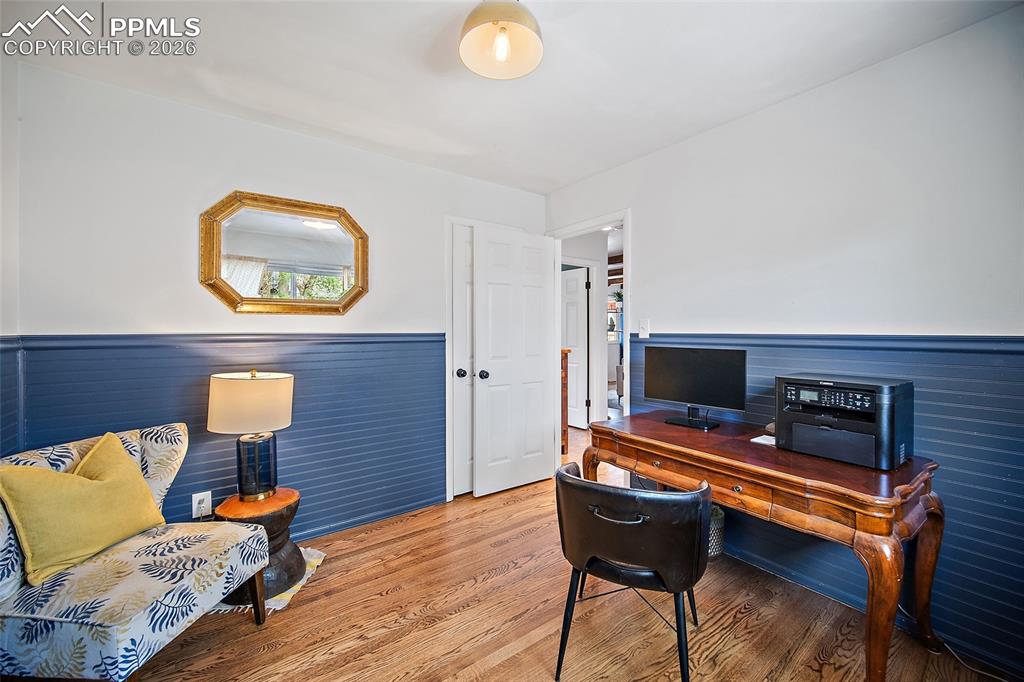 Image 27 of 48: Office